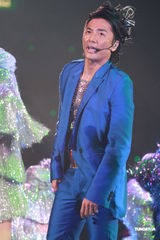 组图：郑伊健开唱遭催婚 女友蒙嘉慧到场欣赏