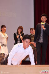 组图：郑元畅退伍会粉丝 现场秀体力自称猛男