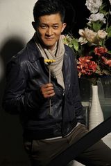 组图：杨志刚温情写真曝光 淡然随意显秋日温暖