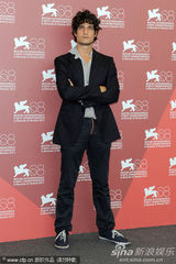 组图：《炎夏》记者会 贝鲁奇中性装亮相也妩媚