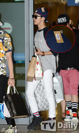 组图：B.A.P香港个唱结束 机场亮相活力四射