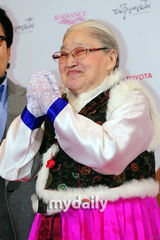 组图：大钟奖红毯星光熠熠 群星华服登场斗艳