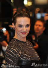 组图：《吸血鬼3D》戛纳首映 艾莎蛇皮纹裙狂野