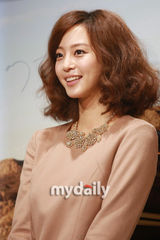 组图：韩星韩艺瑟开记者会宣传新写真 齐肩卷发俏丽