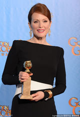 组图：朱丽安-摩尔凭《规则》获迷你剧最佳女主