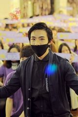 组图：网曝俞灏明2012年庆生照 戴口罩拥抱粉丝