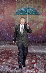 组图：葛优冒雪与葛存壮同场 闫妮裙装晒性感