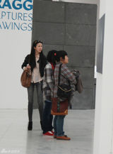 组图：孙菲菲素颜看画展 紧身牛仔现修长美腿