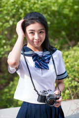 组图：张含韵拍摄杂志封面 穿起校服致青春