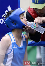 组图：韩星李诗英参加拳击比赛首场比赛获胜