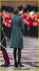 组图：凯特王妃怀孕见肚 亲自弯腰拔鞋跟