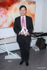 组图：任达华展出私人画作 陈志云现身捧场