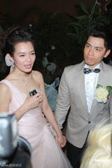 组图：吕慧仪结婚秀钻戒 陈志云等好友到场庆贺