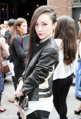 组图：霍思燕亮相纽约时装周 连赴两秀展百变功力 