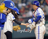 组图：韩组合Sistar孝琳与滑冰公主金妍儿任开球手