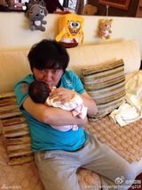 组图：杨臣刚自曝当爸 六个月女儿漂亮不随爹