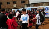 组图：海清李健非洲做公益 与贫民窟儿童开心起舞