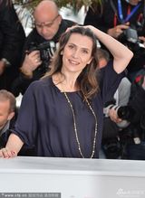 组图：《花容月貌》记者会 导演获两女星献吻