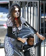 组图：奥斯卡影后布洛克化鬼妆带养子过万圣节