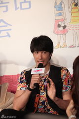 组图：《粉红女郎》发布会 结婚狂阿雅左拥右抱