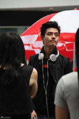 组图：快男北京唱区报名首日 吉他男孩扎推