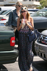 组图：好莱坞名媛妮可-里奇街拍连体裤搭潮包