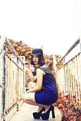 组图：姚贝娜秋日时尚街拍 乌唇冷艳秀美腿