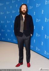 组图：《拉芙莱斯》记者会 阿曼达红裙迷人