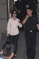 组图：李天一案庭审结束 梦鸽戴墨镜走出法院