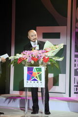 组图：徐峥捧大奖自称有新人感觉 笑与吕凉比帅