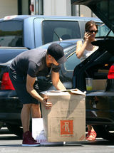 组图：瑞切尔-贝尔森和男友海登逛街购物