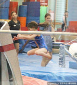 组图：苏瑞练体操玩高难度动作 凯蒂打电话业务繁忙