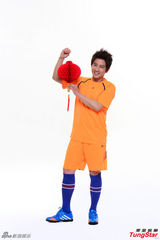 组图：谭咏麟化身教练率领环球名星队拜年