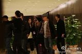 组图：网友实拍艾薇儿一行抵上海 戴墨镜显可爱
