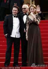 幻灯图集：《毒太阳2》首映 乔沃维奇拼接礼服耀眼