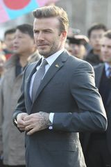 组图：贝克汉姆北京正装绿茵场飞奔 身姿矫健