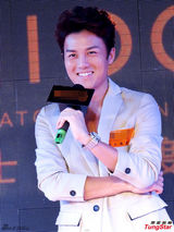 组图：吴克群亮相品牌活动 白色西装帅气抢镜