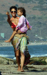 组图：哈利-贝瑞携女儿海边度假 遭偷袭险走光