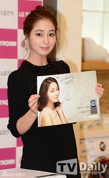 组图：韩星李珉廷出席粉丝签名会典雅高贵