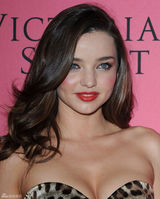 高清组图：超模米兰达-可儿豹纹裙亮相秀翘臀