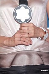 组图：梁咏琪婚后走秀短裙秀美腿 佩戴钻戒曝光