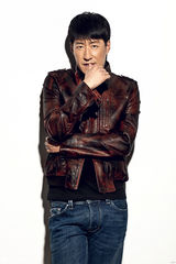 组图：于震最新写真曝光 皮衣加身彰显熟男魅力