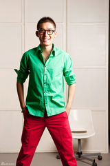 组图：张博玩味撞色写真 挥洒真性情