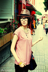 组图：童瑶粉帽T恤清新街拍 可爱率性完美结合