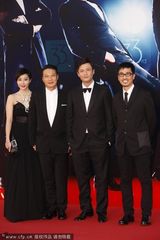 组图：钱嘉乐携爱妻现身 汤盈盈黑裙大气