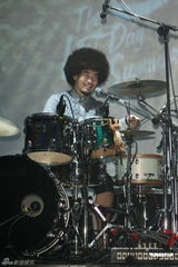 组图：八三夭开唱阿信站台 欲学谢和弦微博放料