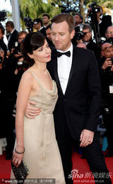 组图：麦克格雷格携妻走秀显恩爱