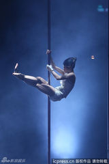组图：蔡依林苦练钢管舞 高空双脱手搏命演出