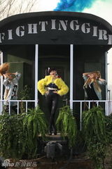 组图：爱戴新歌MV扮复古女郎