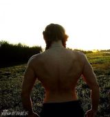 组图：俄17岁最萌女汉子走红 天使面孔猛男身材